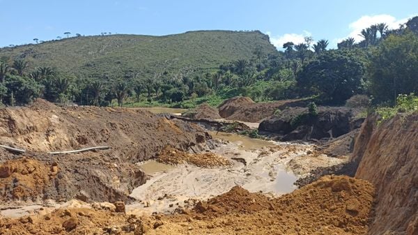 INEMA E PM APREENDEM MAQUINÁRIO E INTERDITAM GARIMPO ILEGAL NA BAHIA