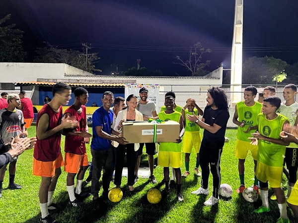 IPIAÚ: SELEÇÃO DA COPA DAS COMUNIDADES RECEBE MATERIAL ESPORTIVO