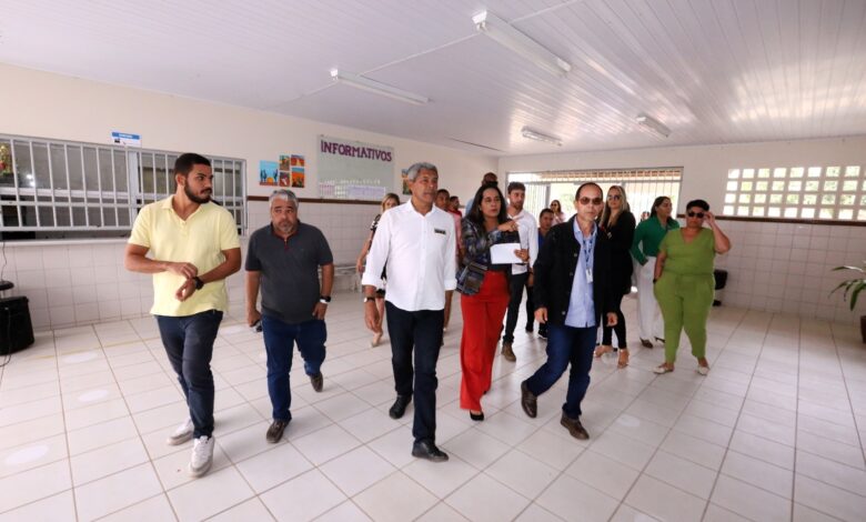 Jerônimo entrega equipamentos para a Saúde e autoriza ações na área de Infraestrutura, em Maiquinique