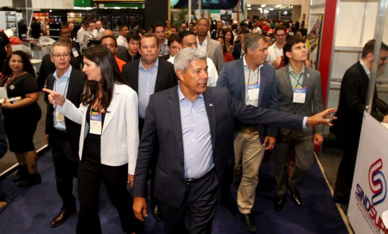 Jerônimo visita stands na abertura da SuperBahia e destaca geração de renda no setor de supermercados