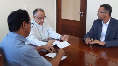 Marcelo Maia realiza visita de cortesia ao cônego Juraci e comemora sua ordenação episcopal