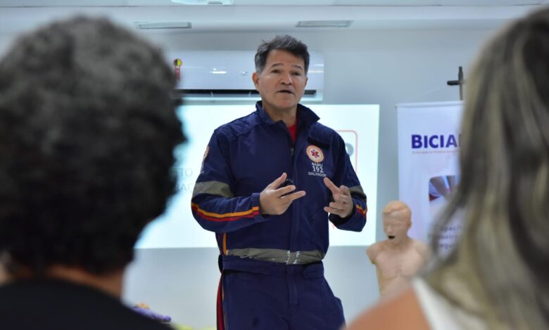 SALVADOR: CICLISTAS SÃO CAPACITADOS PELA SAMU PARA ATUAR EM PRIMEIROS SOCORROS NO TRÂNSITO