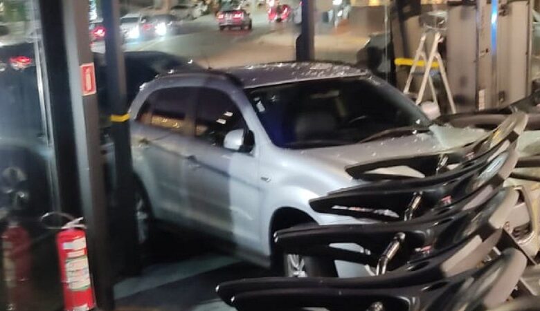 SALVADOR: MULHER PASSA MAL EM VOLANTE E INVADE ACADEMIA NO CAMINHO DAS ÁRVORES