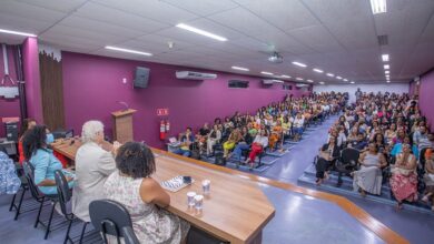 Seminário sobre recomposição de aprendizagens pós-pandemia capacita gestores da rede municipal de ensino de Lauro de Freitas