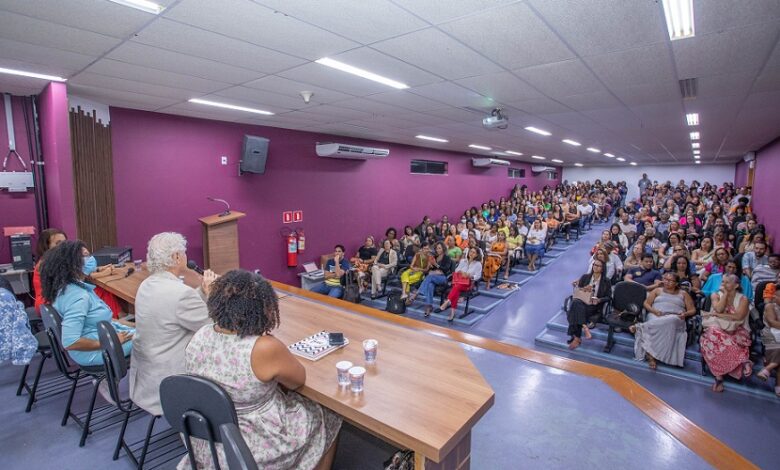 Seminário sobre recomposição de aprendizagens pós-pandemia capacita gestores da rede municipal de ensino de Lauro de Freitas