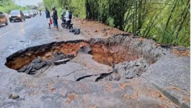 CRATERA SE ABRE NA ESTRADA DO DERBA E PREJUDICA TRÂNSITO NA REGIÃO DO SUBÚRBIO