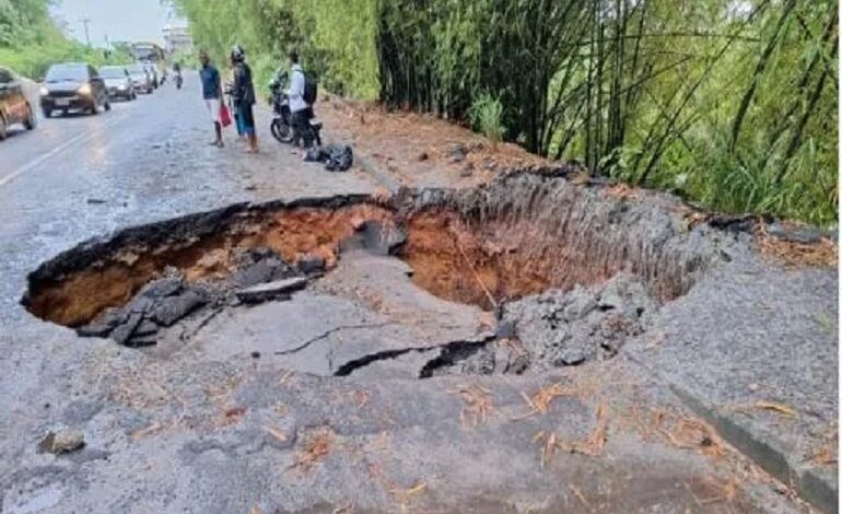 CRATERA SE ABRE NA ESTRADA DO DERBA E PREJUDICA TRÂNSITO NA REGIÃO DO SUBÚRBIO