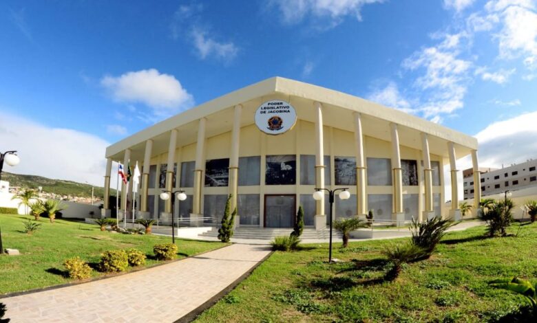 Câmara de Jacobina enfrenta críticas após anunciar aquisição de iPhones para vereadores