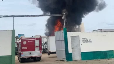 DISTRIBUIDORA DE ALIMENTOS É ATINGIDA POR INCÊNDIO EM VITÓRIA DA CONQUISTA