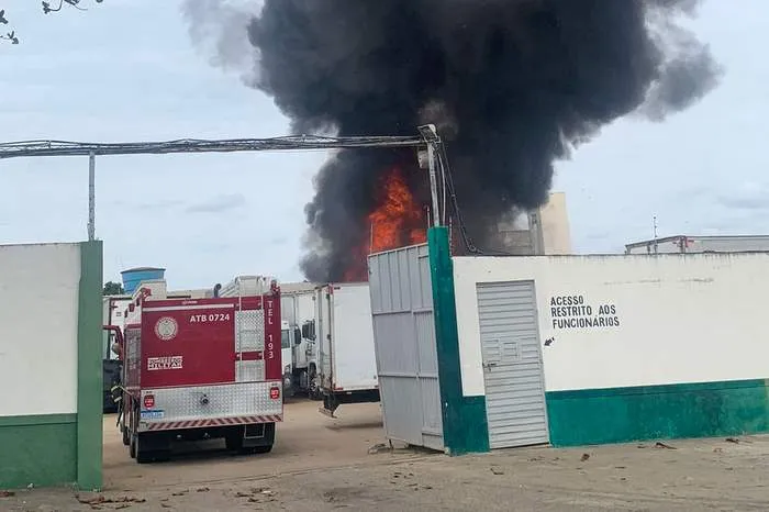 DISTRIBUIDORA DE ALIMENTOS É ATINGIDA POR INCÊNDIO EM VITÓRIA DA CONQUISTA