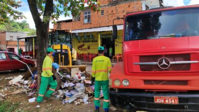 ITABUNA: PREFEITURA REMOVE LIXO DESCARTADA NO RIACHO ÁGUA BRANCA