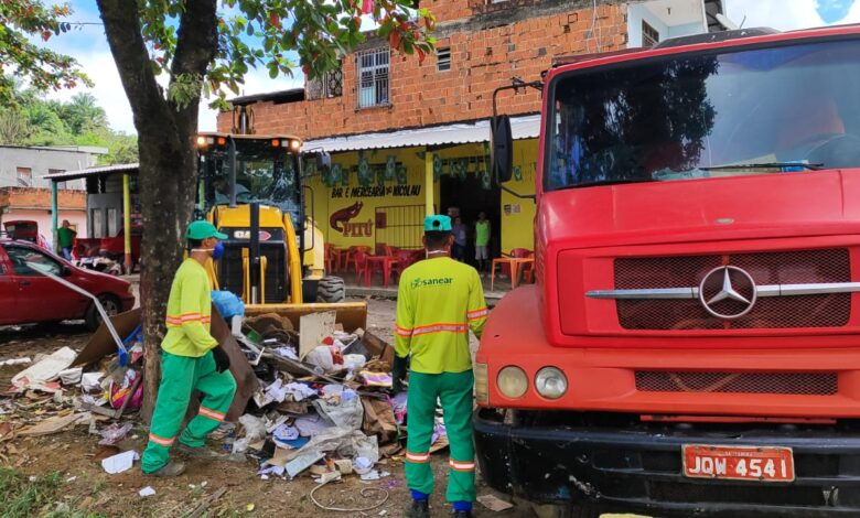 ITABUNA: PREFEITURA REMOVE LIXO DESCARTADA NO RIACHO ÁGUA BRANCA