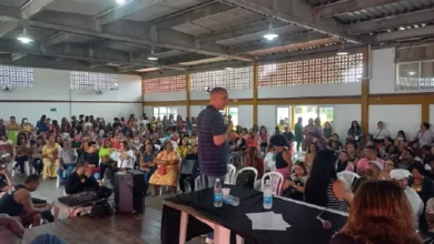 LAURO DE FREITAS: PROFESSORES OCUPAM CENTRO ADMINISTRATIVO E EXIGEM PAGAMENTO DE SALÁRIOS DE JULHO