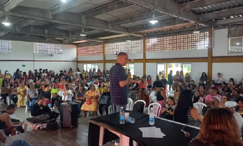 LAURO DE FREITAS: PROFESSORES OCUPAM CENTRO ADMINISTRATIVO E EXIGEM PAGAMENTO DE SALÁRIOS DE JULHO