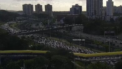 MOTORISTAS ENFRENTAM GRANDE CONGESTIONAMENTO NA AV. PARALELA NESTA QUINTA (24)