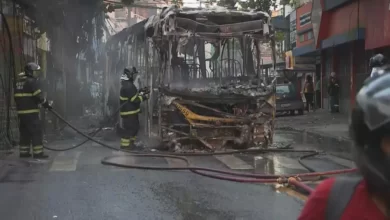 ÔNIBUS É INCENDIADO EM SALVADOR, NO BAIRRO DE SÃO MARCOS