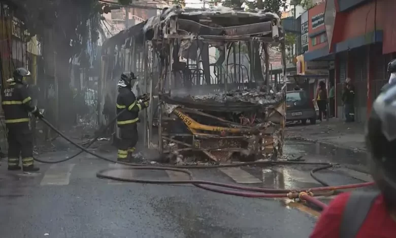 ÔNIBUS É INCENDIADO EM SALVADOR, NO BAIRRO DE SÃO MARCOS