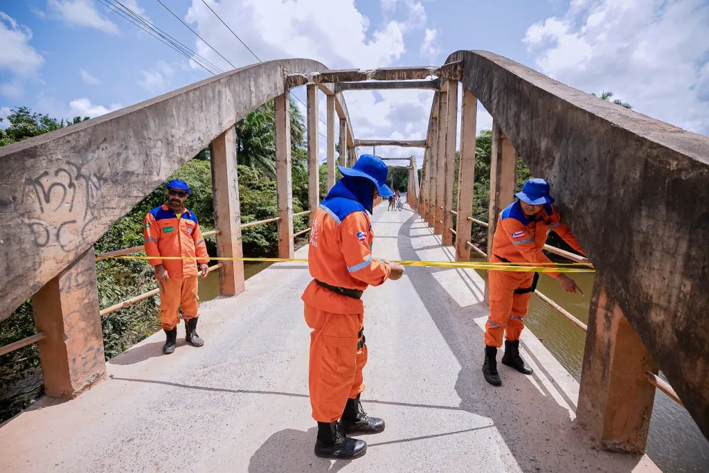 CAMAÇARI: PREFEITURA INTERDITA PONTE POR DANOS À ESTRUTURA
