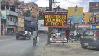 EMBASA RECUPERA INTERCEPTOR DE ESGOTO NA AV. SAN MARTIN, EM SALVADOR