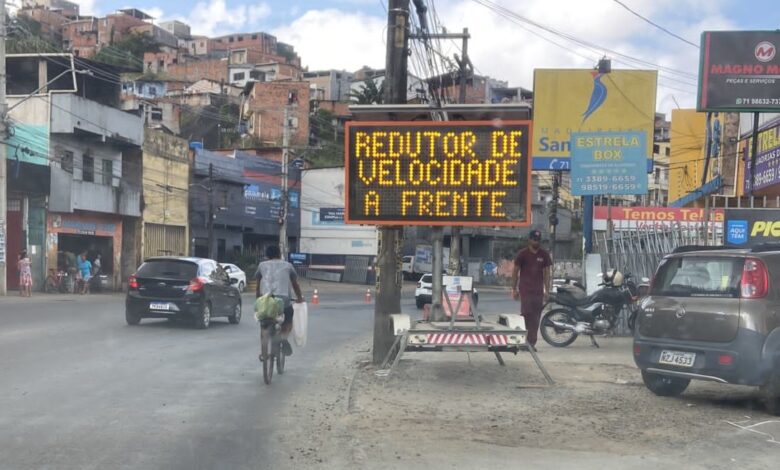 EMBASA RECUPERA INTERCEPTOR DE ESGOTO NA AV. SAN MARTIN, EM SALVADOR