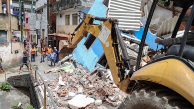 PREFEITURA MONTA OPERAÇÃO PARA RETIRADA DE ESCOMBROS NA BAIXA DO TUBO E ALERTA SOBRE RISCOS DE CONSTRUÇÕES IRREGULARES