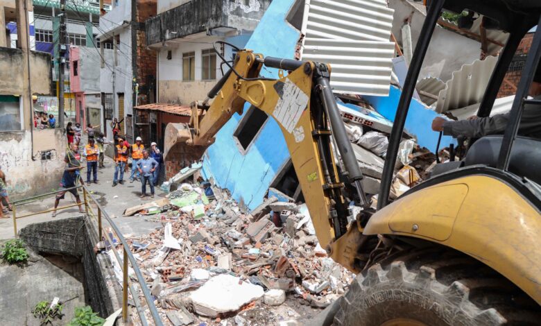 PREFEITURA MONTA OPERAÇÃO PARA RETIRADA DE ESCOMBROS NA BAIXA DO TUBO E ALERTA SOBRE RISCOS DE CONSTRUÇÕES IRREGULARES