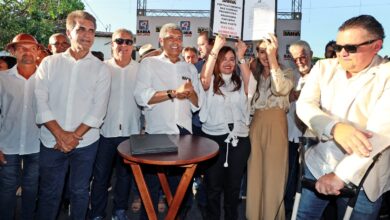 RAFAEL JAMBEIRO: POPULAÇÃO RECEBE ESTRADA PAVIMENTADA, EQUIPAMENTOS E AUTORIZAÇÃO DE NOVAS OBRAS