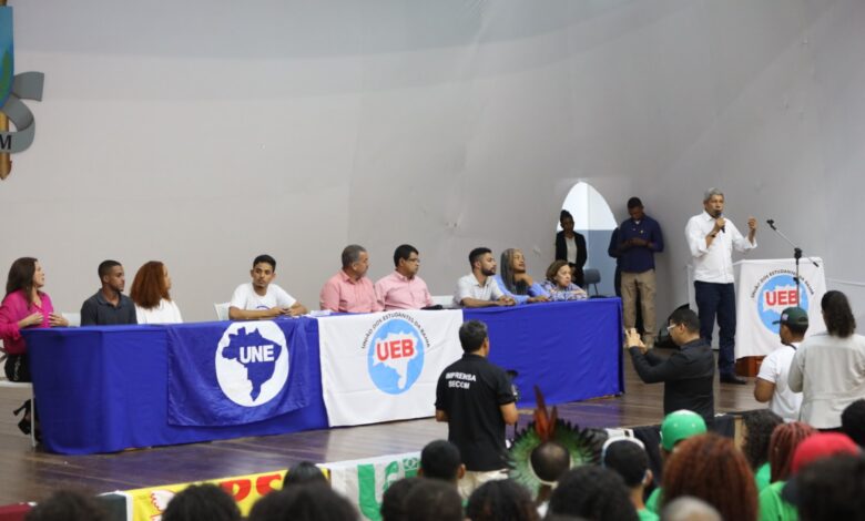 Segundo dia do 10° Congresso da União de Estudantes, na Uesc, em Ilhéus, conta a presença do governador