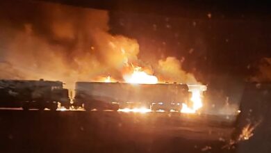 Trem colide com carreta na BR-030; veículos pegam fogo