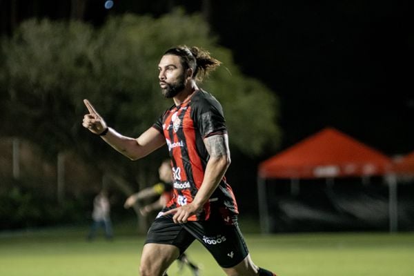 Vitória faz 3x0 no Avaí e segue líder na Série B