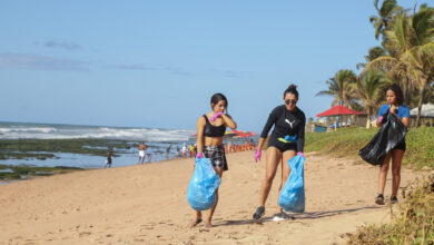 voluntários se unem para retirar microlixo da Praia de Vilas do Atlântico