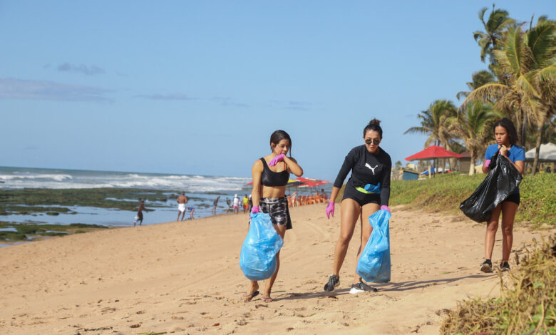 voluntários se unem para retirar microlixo da Praia de Vilas do Atlântico