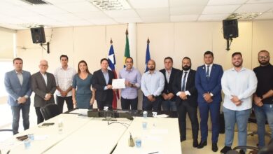 JOÃO ROMA ENTREGA 'ESTUDO COM SUGESTÕES E MEDIDAS' PARA SALVADOR A BRUNO REIS