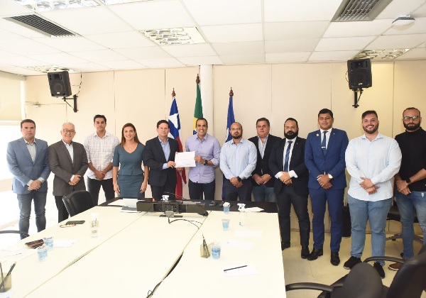 JOÃO ROMA ENTREGA 'ESTUDO COM SUGESTÕES E MEDIDAS' PARA SALVADOR A BRUNO REIS