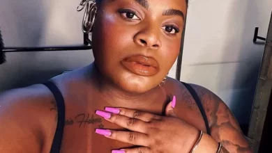 JOJO TODYNHO EXIBE MARQUINHA DE SOL APÓS PÉRDER 30 KILOS