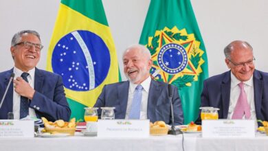 Lula se reúne com líderes da base aliada para discutir o aumento da receita federal