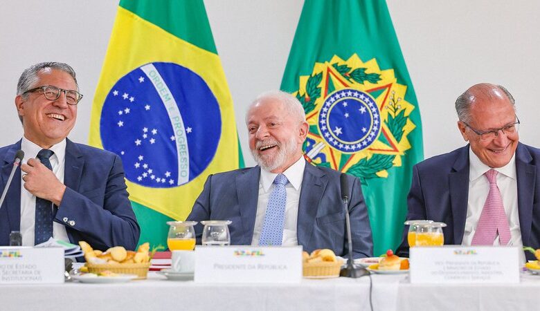 Lula se reúne com líderes da base aliada para discutir o aumento da receita federal