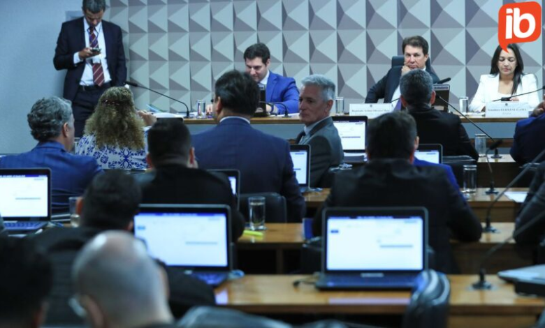 Parlamentares analisam relatório na CPMI do 8 de janeiro