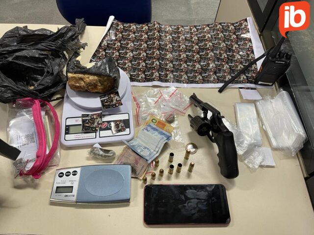 Suspeito de manter esposa em cárcere privado morre durante troca tiros com a PM e material foi apreendido