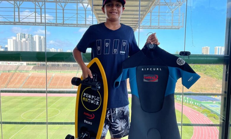 Jovem talento baiano de 12 anos do surf viaja para competição internacional na Espanha com apoio da Sudesb