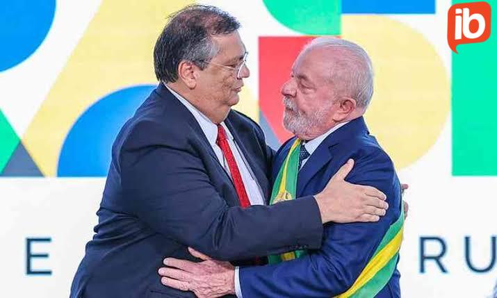 Lula afirma que Dino é vítima de ataques plantados e Governo confirma que ‘Dama do CV’ ganhou passagens