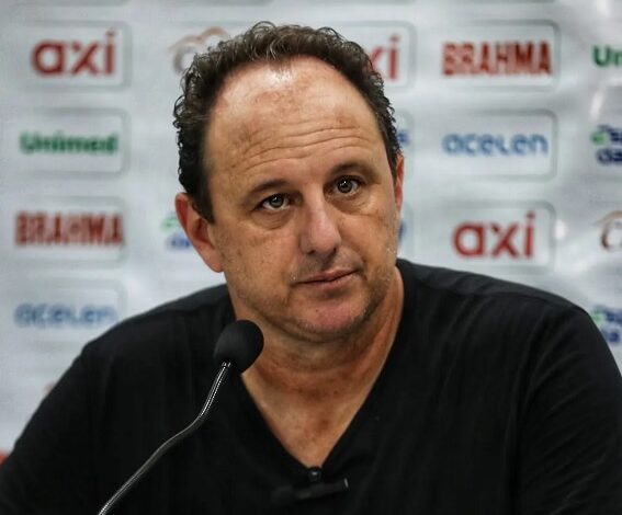 Rogério Ceni demonstra frustração com o resultado negativo contra o América-MG